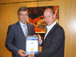 Superbrands Zertifikatüberreichung durch Mag. András Wiszkidensky (Regional Director Superbrands) an Mag. Rudolf Stelzl (links)