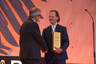 Guido Wiesendahl (li.), Leiter Forschung und Entwicklung bei Kludi, nimmt die Plus X Award-Auszeichnung als "Most Innovative Brand of the Year 2015" von Jurymitglied Christopher Strobel entgegen. (c) Plus X Award