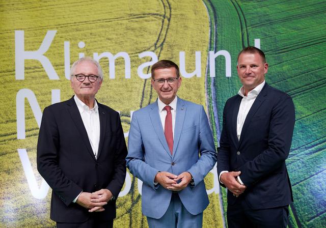 Gerteric Lindquist (CEO von NIBE) Markus Achleitner (Wirtschaftslandesrat von OÖ) Peter Leitner (Geschäftsführer von KNV)