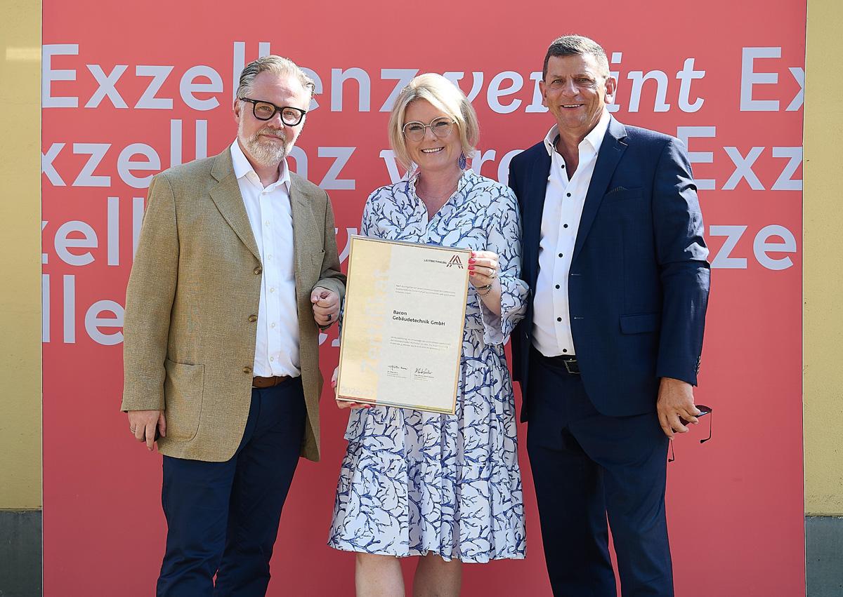 vlnr: Stephan Resl (Bacon Gebäudetechnik GmbH), Monica Rintersbacher (Geschäftsführerin Leitbetriebe Austria), Erich Horvath (Bacon Gebäudetechnik GmbH)
