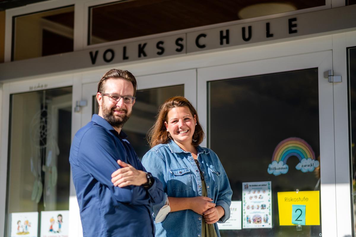 Stefanie Spiesberger, Direktorin der Volksschule Neukirchen bei Altmünster, und Rainhard Ganster, Produktmanager bei Hoval