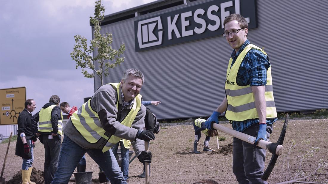 Alle KESSEL-Mitarbeitenden können sich mit eigenen Ideen in das Nachhaltigkeitsteam einbringen und so zum langfristigen, nachhaltigen Geschäftsbetrieb beitragen.