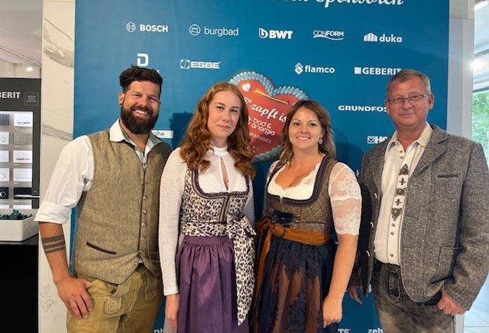 Das Schauraum-Team zünftig gekleidet.