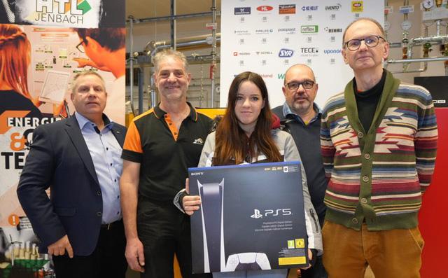 Gewinnerin Alina mit der Playstation