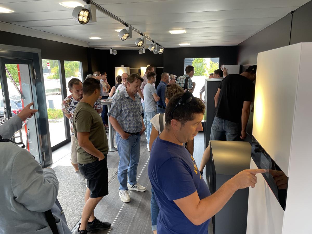 Im Vieemann-Truck testen die Fachpartner die Geräte