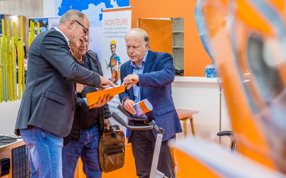 Fachbesucher informieren sich zu Innovationen und aktuellen Neuheiten.