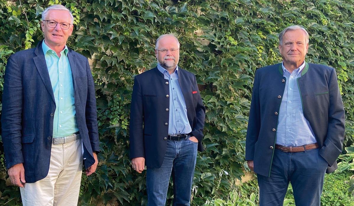 Der OaseBad Vorstand (Karl Pech, Andreas Zottler, Willi Jörg, v.l.) freut sich über 3 neue Partner aus der Sanitärindustrie, die der Werbegemeinschaft beigetreten sind.