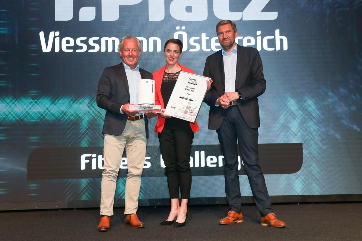 GF Peter Huber Viessmann Österreich, Birgit Preimel Marketing und PVA-Generaldirektor Winfried Pinggera bei der Preisübergabe.