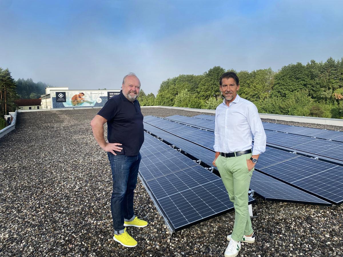 Michael Wielitsch, PhG der Wielitsch Haustechnik (rechts), und Christian Kavelar, Umwelttechnik-Experte beim Großhandelshaus, auf dem Dach des Firmengebäudes: „Hochwertige Photovoltaik-Produkte, mit denen auch die Installateurpartner punkten können.“