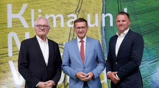 Gerteric Lindquist (CEO von NIBE) Markus Achleitner (Wirtschaftslandesrat von OÖ)  Peter Leitner (Geschäftsführer von KNV) 