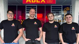 Erfolgreiches Lehrlingsteam: Matteo Svab, Dennis Tommasini und André Rosseger (v.l.n.r.) mit ABEX-ODÖRFER-Koordinator Wolfgang Frühwirth (2.v.l.) 