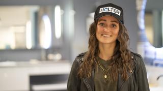 ÖSV Slalom-Ass Chiara Mair startet mit ihrem neuen Kopfsponsor HOLTER in die Saison 2021/22.