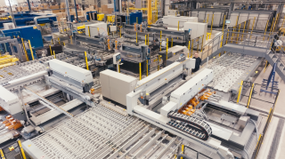 Mit der Investition in die neue, hochmoderne Glasanlage stellt sich das Unternehmen für die Zukunft auf.