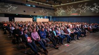 Zum Partnerkongress im Linzer Oberbank Forum begrüßte Ochsner rund 400 Gäste aus 15 Nationen.