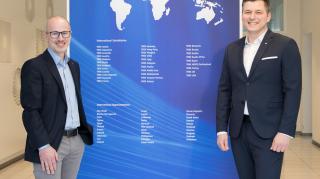 Michael Wurdits (li.) hier im Bild mit TROX Geschäftsführer Wolfgang Hucek, baut bei TROX den neuen Bereich E-Business auf 
