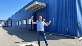 Andreas Kader, Mitglied der Geschäftsleitung, vor der neuen Lagerhalle