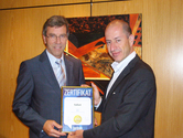 Superbrands Zertifikatüberreichung durch Mag. András Wiszkidensky (Regional Director Superbrands) an Mag. Rudolf Stelzl (links)