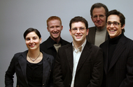 Mehr als nur ein Job: Den neuen Mitarbeiter von Drexel und Weiss sind Energieeffizienz und Nachhaltigkeit ein wichtiges Anliegen. Im Bild von links: Redakteurin Katharina Bechter, Christian Riedhofer, Martin Jones, Betriebsleiter Rudolf Heinzle und Philip
