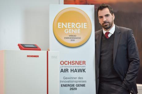 Geschäftsführer Karl Ochsner freut sich auf der Energiesparmesse in Wels über die Verleihung des Innovationspreises Energie-Genie 2020. 