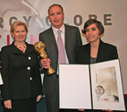 WKW-Präsidentin KommR Brigitte Jank, DI Thomas Jakoubek (BAI Bauträger Austria Immobilien GmbH, Gewinner Energy Globe Vienna) und Mag. Gloria Diewald (Windkraft Simonsfeld GmbH, 3. Platz)