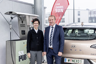 Fronius eröffnet die erste grüne Wasserstoff-Betankungsanlage Österreichs. (Elisabeth Engelbrechtsmüller-Strauß, CEO; Martin Hackl, Leiter Solar Energy, Fronius International GmbH)