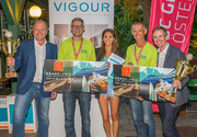 (v.l.): Hans-Peter Moser (phG GC Österreich), die Gewinner Fabian Freinberger und Anton Sturmlechner (beide Firma F&G) mit dem VIGOUR-Grid-Girl und Herbert Aichinger (phG Wagner Haustechnik KG)