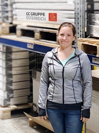 In vollem Einsatz für die Installateure: Sandra Reininger, stellvertretende Logistikleiterin der WEYLAND HAUSTECHNIK