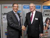 Nabil El Barbari, Mitglied der Geschäftsleitung von GF Piping Systems, und J.R. Gunzenhauser, Delegierter des Verwaltungsrates der ehemaligen JRG Gunzenhauser AG (von links) bei der Pressekonferenz in Sissach.