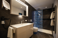  Im Showroom der Hotel & Design Werkstatt zeigt sich: Ein Geberit AquaClean Dusch-WC bietet mit viel Design und Komfort einen echten Mehrwert für Hotelgäste.