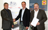 Die beiden HDG GF Dipl.-Ing. Martin Ecker (li.) und Dipl.-Bw Stefan Kinateder (re.) sowie der bisherige Ligno-GF Ing. Andreas Buchegger (Mi.) freuen sich auf die neue Ära in der Zusammenarbeit. 