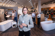 Jasmin Holter-Hofer, HOLTER Geschäftsführung, freut sich mit ihren Mitarbeiterinnen und Mitarbeitern über die Auszeichnung als bester Arbeitgeber Österreichs im Großhandel.