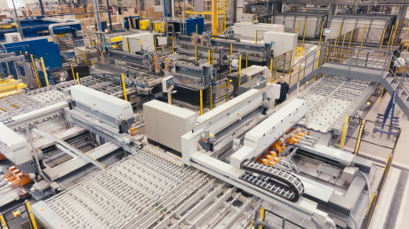 Mit der Investition in die neue, hochmoderne Glasanlage stellt sich das Unternehmen für die Zukunft auf.