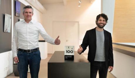 Die Hansgrohe Group zählt auch 2021 zu den Innovationsführern des Mittelstands. Dr. Jörg Hass, Vice President Corporate Communications (links) und Steffen Erath (rechts), Head of Innovation, mit der TOP 100 Auszeichnung.