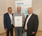 Die Abschlussurkunden überreichten: KR Alfred Laban (Bundesinnung der Sanitär-, Heizungs- und Lüftungstechniker, li.) und KR Herbert Wimberger (Präsident FORUM Wasserhygiene, re.) im Bild an Ing. Franz Schober (Geschäftsführer Elektro Schober GmbH)