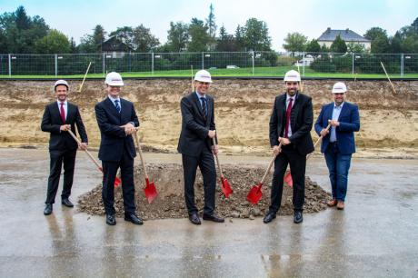 v.l.n.r.: Marco Schäfer, Geschäftsführer OCHSNER; Mag. Christoph Neumayer, Generalsekretär Industriellenvereinigung; Jochen Danninger, Landesrat; Karl Ochsner, Geschäftsführender Gesellschafter OCHSNER; Lukas Michlmayr, Bürgermeister Stadt Haag