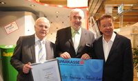  ÖkoFEN- Geschäftsführer Ing. Herbert Ortner (M.) bei der Preisverleihung des „EnergieGenie 2010“ mit Umwelt-Landesrat Rudi Anschober (re.) und Messepräsident Peter Koits (li.)