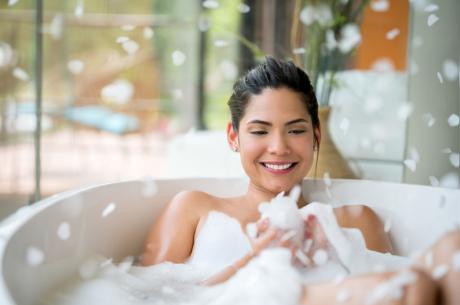 Einiges geht eben besser im Liegen. Relaxen zum Beispiel. Am 7.Oktober ist Tag der Badewanne.