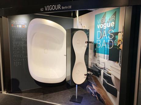 Designserie VIGOUR vogue - ein ausgezeichneter Blickfang: Die freistehende, asymmetrische Badewanne ist mit dem Red Dot Award 2019 prämiert.