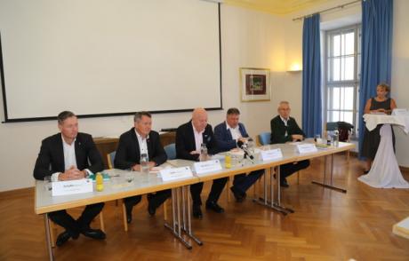 (v.l.n.r. Markus Scheffer (Vaillant), Christian Hofer (Hoval), Helmut Weinwurm (Bosch), Ernst Hutterer (Fröling), Erwin Stubenschrott (KWB), Elisabeth Berger (VÖK-GF)