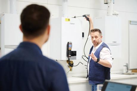Praxis wird bei den Vaillant Trainings vor Ort groß geschrieben.