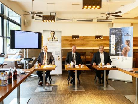 Bei der Pressekonferenz v.l.n.r.: Verkaufsleiter Jürgen Berner, Geschäftsführer Gerhard Aigner und Marketiingleiter Gerhard Rummerstorfer