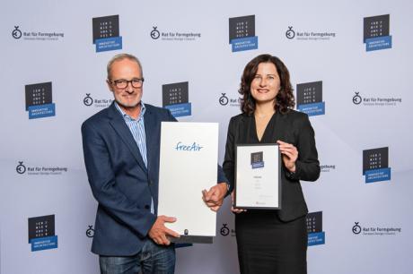bluMartin-Geschäftsführer Bernhard Martin und Marketing Managerin Astrid Kahle freuen sich über den ICONIC AWARD für das Lüftungssystem freeAir.