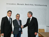 ean Robert Grellet (Geschäftsleitung Walter Bösch GmbH & Co KG) und Christof Drexel (Geschäftsleitung Drexel und Weiss) freuen sich, gemeinsam mit Peter Böhler (Geschäftsbereichsleiter bösch lüftung), über das gelungene Kooperationsabkommen.