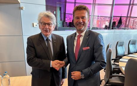 EU-Kommissar Thierry Breton und Windhager-CEO Stefan Gubi. (re.)