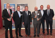 Freuen sich über den BVF-Award 2017: v.l. Heinz Eckard Beele (IMI), Hans Arno Kloep (Querschiesser) als Laudator, Ulrich Stahl (Vorstandsvorsitzender des BVF e. V.), Michael Schuster, Christian Kemper und Karl-Heinz Kramer (alle Wavin).