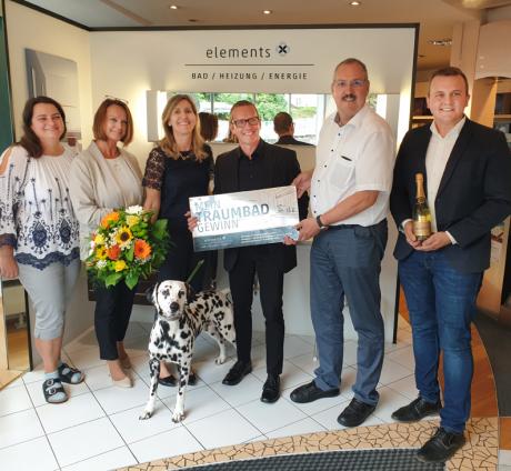 Die glücklichen Gewinner bei der Scheck-Übergabe in der ELEMENTS-Badausstellung in Leoben