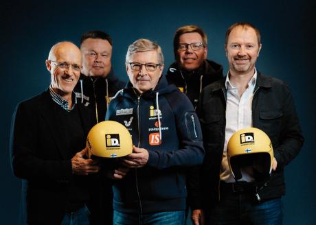 (v.l.n.r.): Anton Innauer (GF Innauer + (f)acts), Jari-Pekka Jouppi (Kaufm. Dir. Skiverband Finnland), Markku Haapasalmi (Präs. Skiverband Finnland), Ismo Hämäläinen (GF Skiverband Finnland), Christian Hutter (ML iDM Wärmepumpen).