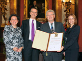 v.l.n.r. Präsidentin des ÖGV Margarete Kriz-Zwittkovits, Vizepräsident Alexander Singer, WimTec Geschäftsführer Herbert Wimberger und Bundesminsterin Beatrix Karl.