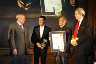 Im Scheinwerferlicht stand Drexel und Weiss wieder einmal bei der Verleihung des „Trio des Jahres 2007“ in der Sparte Handwerk. (im Bild von links: Bundeskanzler Alfred Gusenbauer, Drexel und Weiss-Geschäftsführer Reinhard Weiss und Christof Drexel, Trend