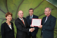 v.l.n.r.: Dr. Barbara Priesching (Geschäftsführerin), Ing. Michael Haas (Leiter Werkskundendienst), Mag. Rudolf Stelzl (GF bis 31.12.2014) und Herbert Vock (Geschäftsführer KVA)